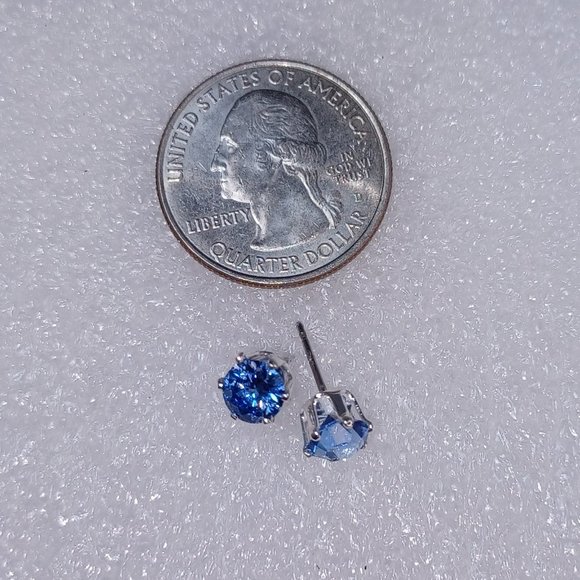 SWAROVSKI ELEMENTS (Light Blue rn-sil 5mm) Stud Earrings In Black Velvet Pouch - Picture 2 of 4